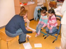 Kinder mit Lehrerin