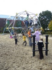 Auf dem Spielplatz Bild 2